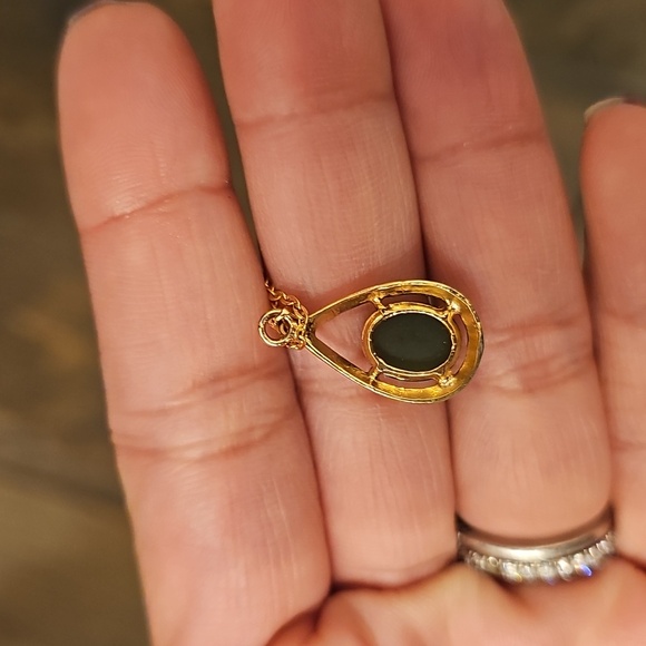 Elegant Gold Necklace with Green Pendant - Picture 4 of 5